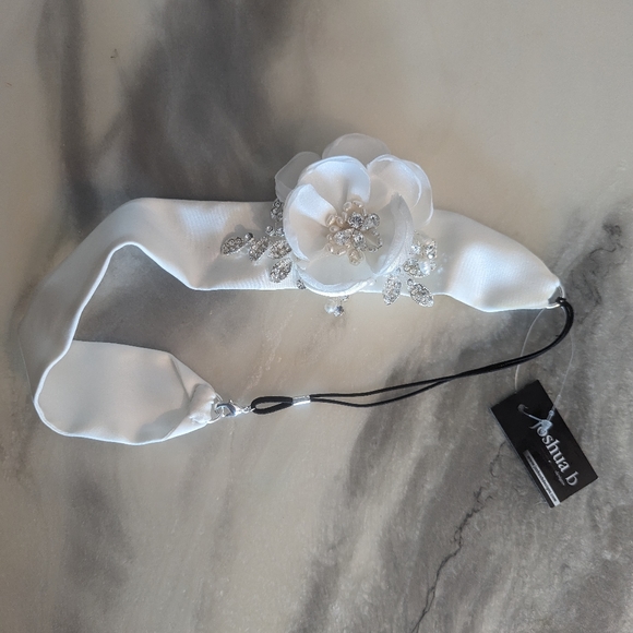 Bridal hair accessory. Off white in colour. JoshuaB designs. - Picture 2 of 7